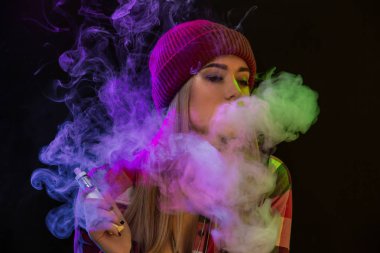 Vaping kız. Genç hipster kadın vape e-cig studio siyah arka plan üzerinde. Hip-hop tarzı. Yakın çekim.