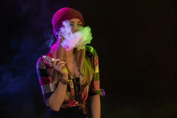 Dampfende Mädchen. junge Hipster-Frau vape e-cig auf schwarzem Hintergrund. Hip-Hop-Stil. Studioaufnahme — Stockfoto