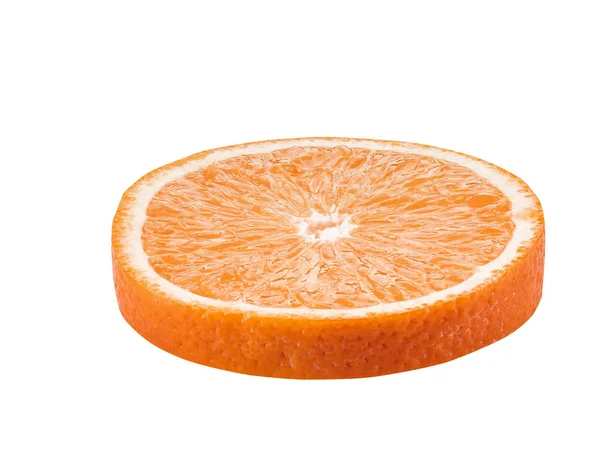 Corte redondo de uma laranja madura isolada em fundo branco com espaço de cópia para texto ou imagens. Frutas com carne suculenta. Vista lateral. Close-up shot. — Fotografia de Stock