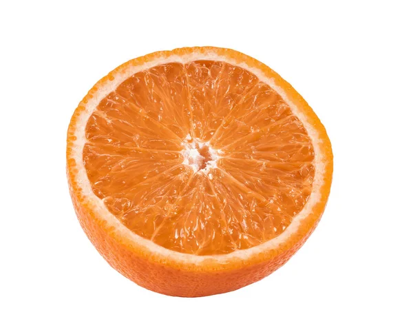 Metade de uma laranja madura isolada em fundo branco com espaço de cópia para texto ou imagens. Frutas com carne suculenta. Vista lateral. Close-up shot. — Fotografia de Stock