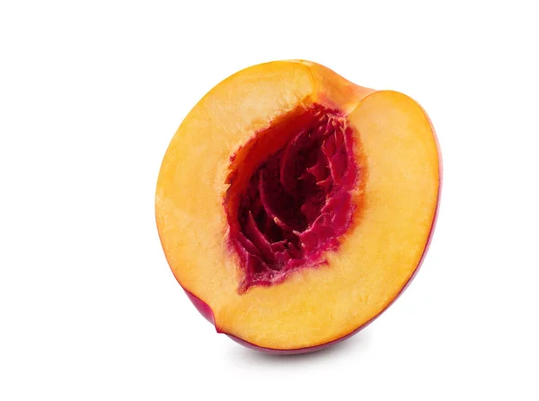 La mitad de la fruta nectarina sin contratiempos y sin contratiempos aislada sobre fondo blanco con espacio para copiar texto o imágenes. Foto de cierre. — Foto de Stock