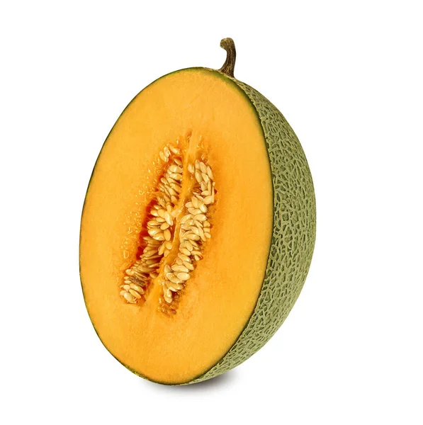 De helft van de heerlijke meloen meloen in een dwarsdoorsnede, geïsoleerd op witte achtergrond met kopieerruimte voor tekst of afbeeldingen. Zijaanzicht. Close-up opname. — Stockfoto