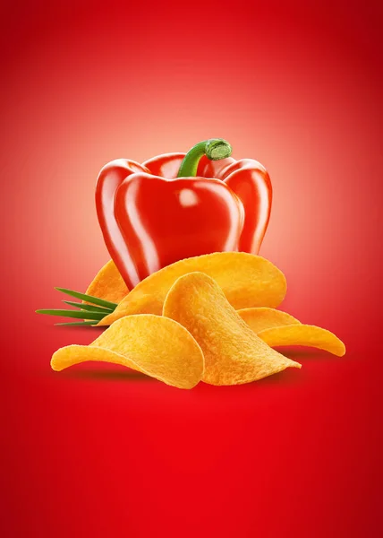 Красный колокольчик или болгарский перец с чипсами или чипсами и зеленым луком на красном фоне с пространством для копирования. Реклама. Закрытие. — стоковое фото