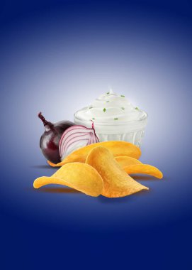 Kırmızı soğan soğanı, yeşil soğan ve cips sosu ya da mavi arka planda fotokopi alanı olan cips. Reklamcılık. Yakın plan..