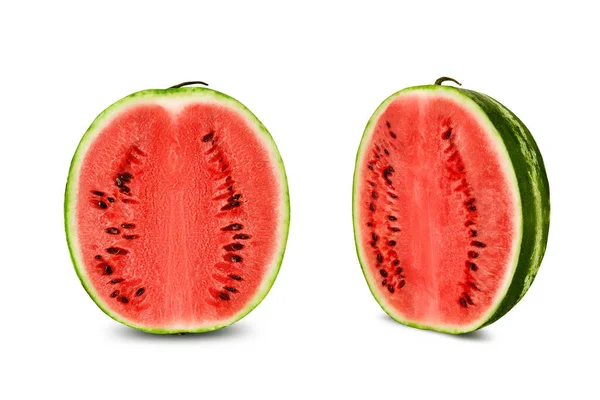 Groene, gestreepte watermeloen geïsoleerd op wit met kopieerruimte voor tekst, afbeeldingen. Doorsnede. Berry met roze vlees, zwarte zaden. Zijaanzicht. Close-up. — Stockfoto