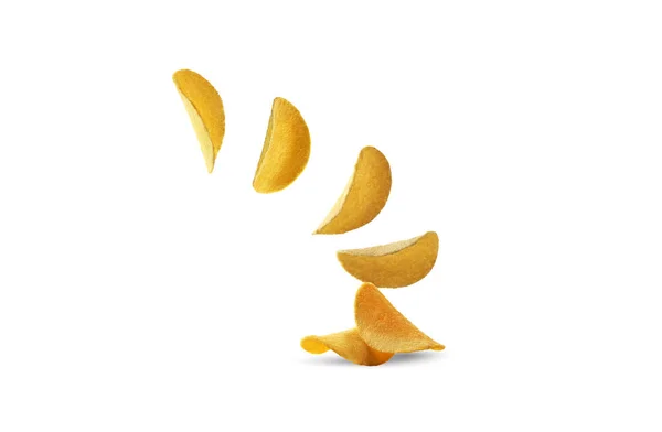 Aardappelchips vliegen omhoog, geïsoleerd op witte achtergrond met kopieerruimte voor tekst of afbeeldingen. Knapperige, smakelijke chips. Reclame. Close-up. — Stockfoto