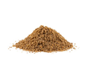 Metin veya resim için kopyalama alanı olan beyaz arkaplanda izole edilmiş küçük bir zemin kişniş yığını. Baharatlar ve bitkiler. Paketleme konsepti. Yakın plan..