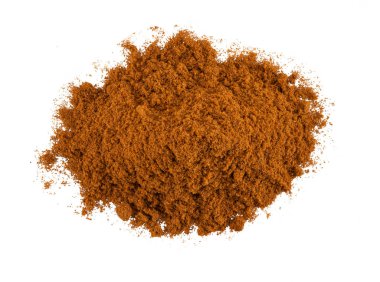 Yer karanfili beyaz arkaplanda izole edilmiş, metin veya resimler için kopyalama alanı var. Baharatlar ve bitkiler. Paketleme konsepti. Yakın plan..