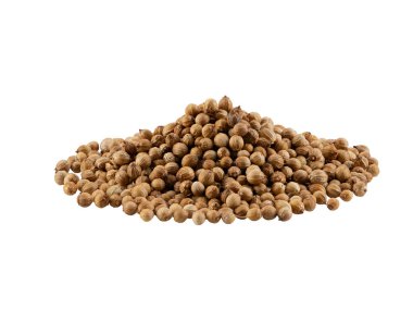 Beyaz zemin üzerinde izole edilmiş küçük kurumuş kişniş tohumu yığını metin ya da resimler için kopyalama alanı var. Baharatlar ve bitkiler. Paketleme konsepti. Yakın plan..