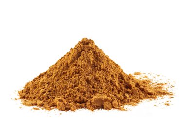 Yerdeki tarçın beyaz arka planda izole edilmiş. Baharat olarak, sos çubuk ya da toz şeklinde satılır. Paketleme konsepti. Yakın plan, kenar görünüm.