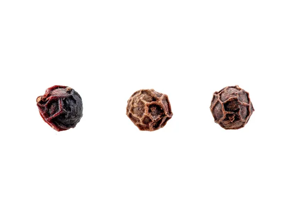 Tres peppercorns negros, secos, aislados, con espacio para copiar texto o imágenes. Especias y hierbas. Concepto de empaquetado. Vista lateral y estrecha. — Foto de Stock