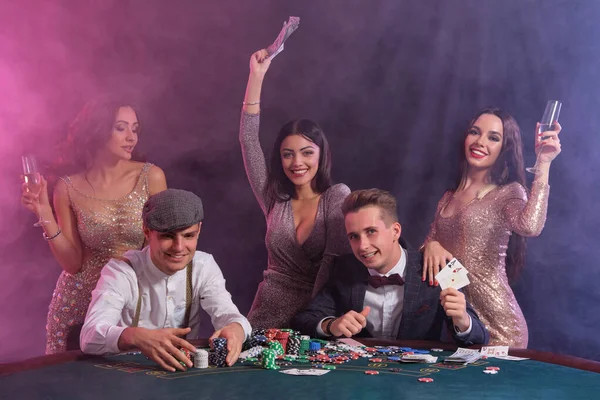 Φίλοι που παίζουν πόκερ στο καζίνο, στο τραπέζι με στοίβες από μάρκες, — Φωτογραφία Αρχείου