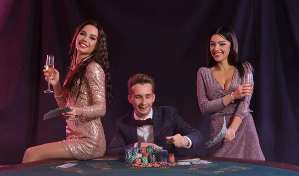 Hombre jugando al póquer en el casino sentado a la mesa con montones de fichas. — Foto de Stock