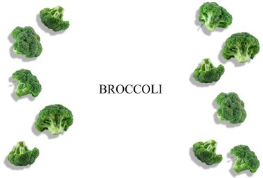 Taze, yeşil brokoli beyaz zemin üzerinde izole edilmiş, brokoli ve metin veya resimler için kopyalama alanı var. Sebze. Yakın çekim, üst görünüm.