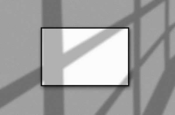 Ein großes, weißes, leeres Banner für Ihren Text oder Ihre Bilder, das an einer grauen Wand hängt und Schatten aus dem Fenster wirft. Attrappe. Nahaufnahme. — Stockfoto