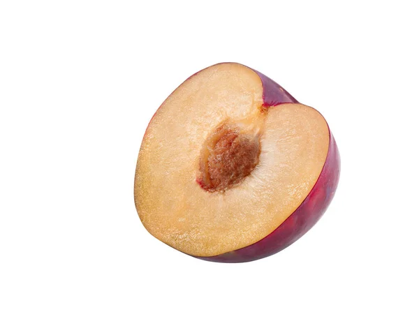Metà di un frutto di susina liscio, morbido e viola con kernel isolato su sfondo bianco con spazio per la copia di testo o immagini. Vista laterale. Primo piano. — Foto Stock