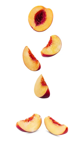 Set of smooth-skinned pieces nectarines without kernels isolated on white background with copy space for text or images. Vista lateral. Cierre. —  Fotos de Stock