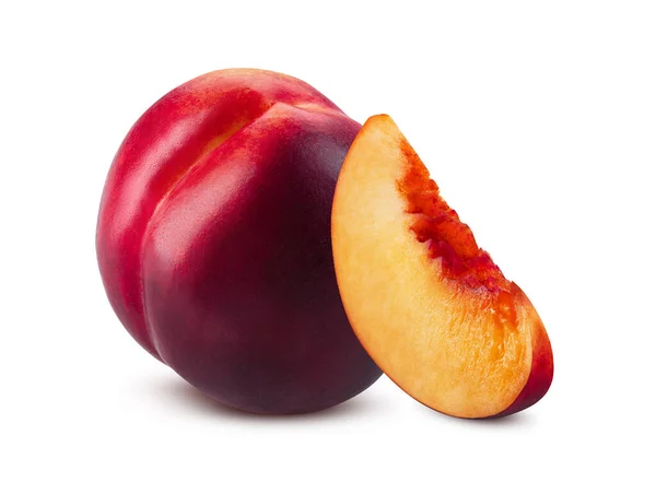 Frutas nectarinas lisas e fatia sem núcleo isolado em fundo branco com espaço de cópia para texto ou imagens. Vista lateral. Close-up shot. — Fotografia de Stock