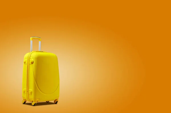 Žlutý kufr stojí na oranžovém pozadí. Pod ní je vtažen realistický stín. Koláž. Kopírovat mezeru, zblízka. — Stock fotografie