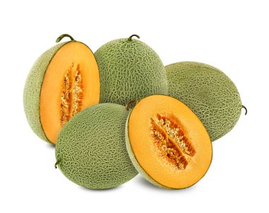 Bir kesitte üç kavun ve iki yarım karpuz. Beyaz arkaplanda izole edilmiş. Metin veya görüntü için fotokopi alanı var. Yan görüş. Yakın çekim..