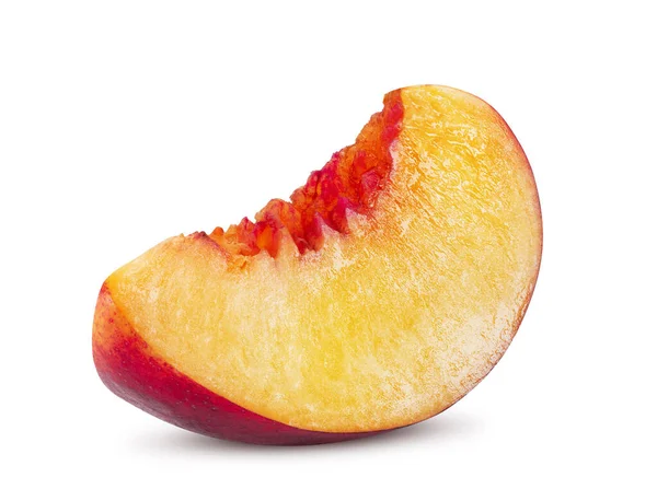 Corte de frutas nectarinas sem pele lisa e sem pitada isolado em fundo branco com espaço de cópia para texto ou imagens. Close-up shot. — Fotografia de Stock