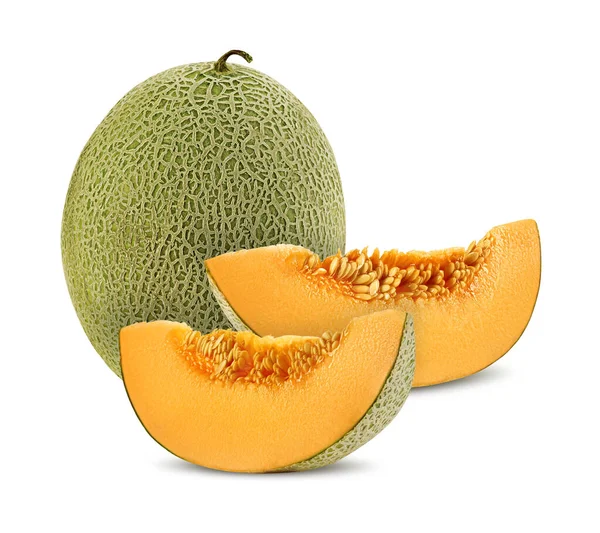 Cantaloupe meloen en twee plakken in een dwarsdoorsnede, geïsoleerd op witte achtergrond met kopieerruimte voor tekst of afbeeldingen. Zijaanzicht. Close-up opname. — Stockfoto