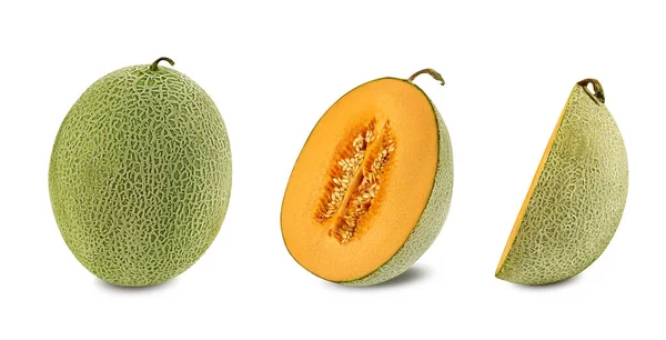 Heerlijke meloen meloen in een dwarsdoorsnede, geïsoleerd op witte achtergrond met kopieerruimte voor tekst of afbeeldingen. Zijaanzicht. Close-up opname. — Stockfoto