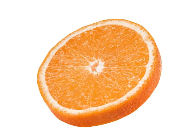 Fetta tonda di arancia matura isolata su sfondo bianco con spazio di copia per testo o immagini. Frutta dalla polpa succosa. Vista laterale. Close-up shot. — Foto Stock