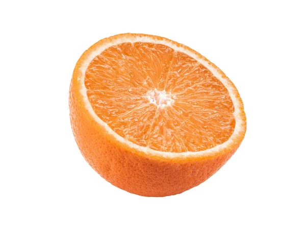 Metade de uma laranja madura isolada em fundo branco com espaço de cópia para texto ou imagens. Frutas com carne suculenta. Vista lateral. Close-up shot. — Fotografia de Stock