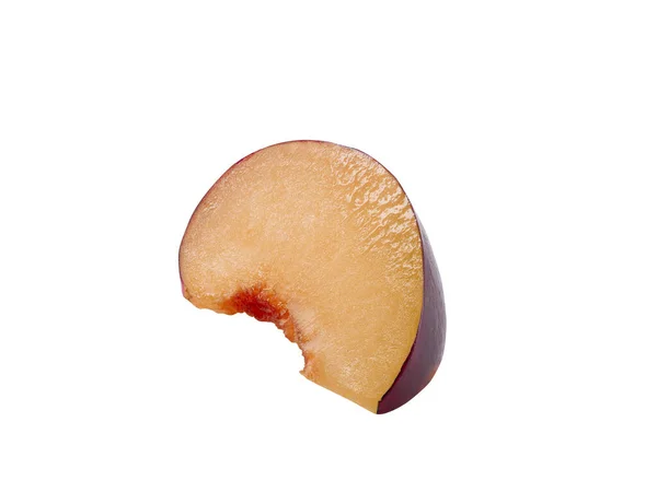 Snijd glad, paars pruimenfruit zonder pit geïsoleerd op witte achtergrond met kopieerruimte voor tekst of afbeeldingen. Zijaanzicht. Close-up opname. — Stockfoto