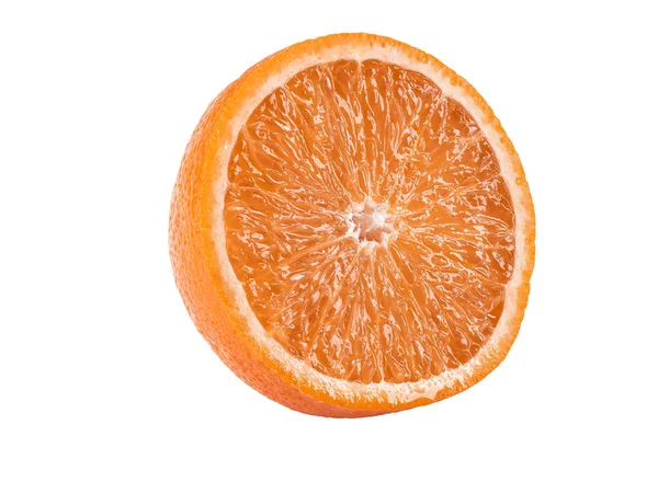 Eine halbe reife Orange isoliert auf weißem Hintergrund mit Kopierraum für Text oder Bilder. Frucht mit saftigen Fruchtfleisch. Seitenansicht. Nahaufnahme. — Stockfoto