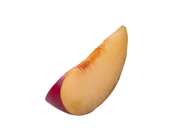 Corte de frutos de ameixa púrpura de pele lisa sem kernel isolado em fundo branco com espaço de cópia para texto ou imagens. Vista lateral. Close-up shot. — Fotografia de Stock