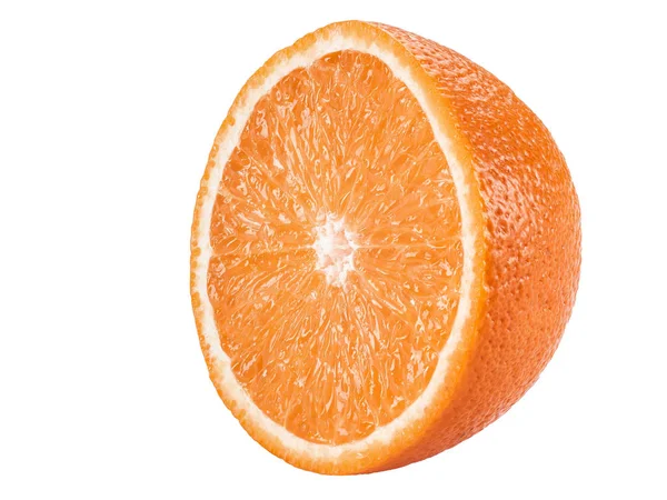 Hälften av en mogen orange isolerad på vit bakgrund med kopieringsutrymme för text eller bilder. Frukt med saftigt kött. Sidovy. Närbild. — Stockfoto