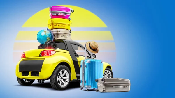 Желтая машина с глобусом, фотоаппаратом, чемоданами на крыше и двумя стоящими рядом в шляпе, на фоне солнца на голубом фоне. Коллаж. Копирование пространства, крупным планом . — стоковое фото