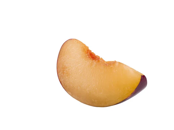 Corte de frutos de ameixa púrpura de pele lisa sem kernel isolado em fundo branco com espaço de cópia para texto ou imagens. Vista lateral. Close-up shot. — Fotografia de Stock
