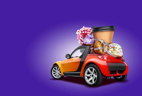 Orangefarbenes Auto auf lila Hintergrund. Donuts, Kaffee, Kekse mit Schleife, Schokoladenmacarons auf dem Dach. Collage. Kopierraum, Nahaufnahme. — Stockfoto