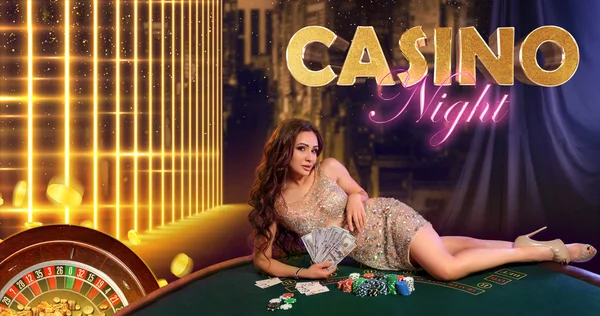 Mujer vestida de oro. Mantener el dinero, acostado en la mesa con montones de fichas, cartas en él. Fondo colorido, inscripciones de neón noche de casino. Poker —  Fotos de Stock