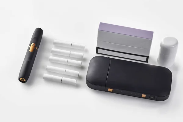 Új generációs fekete elektronikus cigaretta akkumulátor, tisztább, csomag lila oldallal, öt hőnyaláb elszigetelt fehér. Fűtés dohányrendszer. Közelről. — Stock Fotó