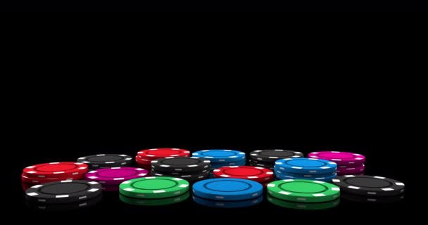 3Dの動きだ。黒い鏡面に現れるカラフルなポーカーチップ,スタックに並んで.ギャンブル、カジノ。カメラは徐々に離れて移動します。タイムラプス — ストック動画