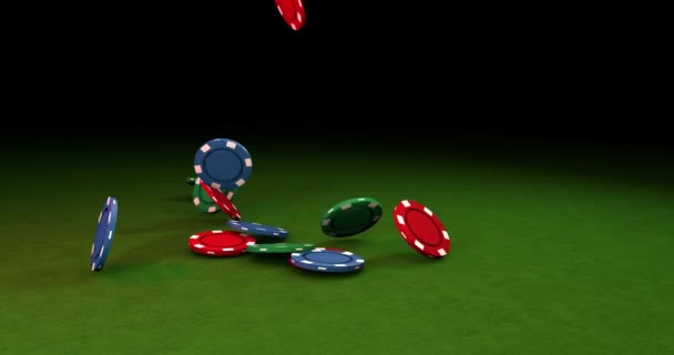 Movimiento 3D. Coloridas fichas de póquer cayendo en la superficie de la mesa de juego verde. Entretenimiento de apuestas, casino. Primer plano, vista lateral — Vídeo de stock