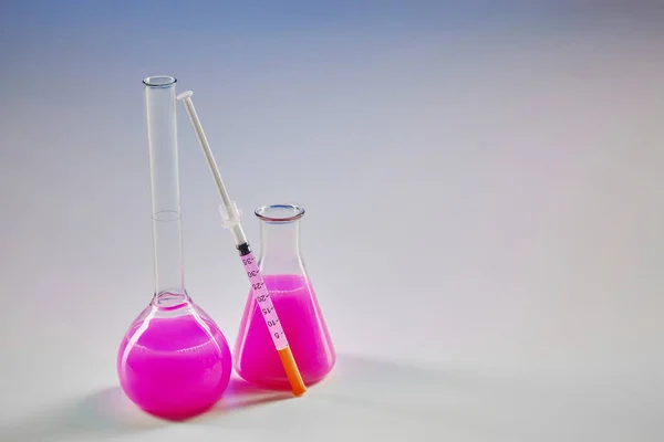 Δύο Ιατρικές Φιάλες Ροζ Χημικό Αντιδραστήριο Και Κιτ Δοκιμών Που — Φωτογραφία Αρχείου