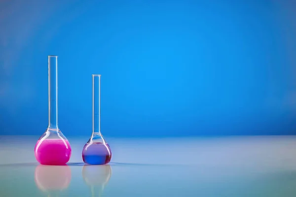 Δύο Ιατρικές Φιάλες Μωβ Και Ροζ Χημικά Αντιδραστήρια Για Εξετάσεις — Φωτογραφία Αρχείου