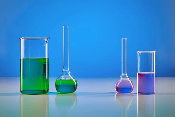 Два Медицинских Маячка Маячки Зелеными Фиолетовыми Химическими Веществами Анализов Синий — стоковое фото