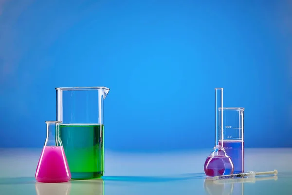 Frascos Médicos Dos Vasos Precipitados Con Reactivos Químicos Rosa Púrpura — Foto de Stock