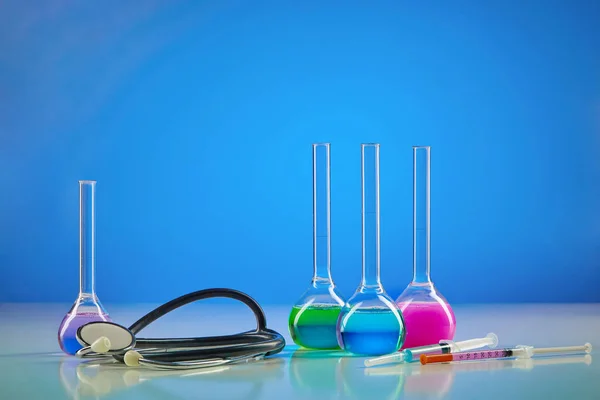 Четыре Медицинских Колбы Разноцветными Химическими Реагентами Набор Тестирования Шприц Фонендоскоп — стоковое фото