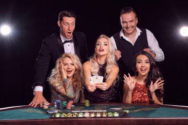 Genç ve sevimli sınıf arkadaşları kumarhanede poker oynuyorlar. Gençler büyük bir galibiyet için bahis oynuyorlar. Masada siyah arka planda beyaz bir fona karşı poz vermeyi merak ediyorlar. Kartlar, çipler, para, kumar, eğlence sektörü