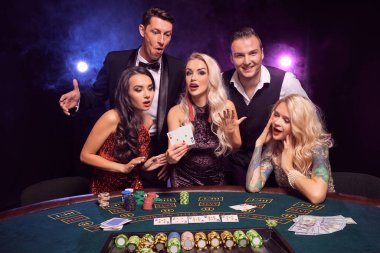 Bir grup komik genç meslektaşımız kumarhanede poker oynuyor. Gençler büyük bir galibiyet için bahis oynuyorlar. Masada siyah dumanlı kırmızı ve mavi arka farlara karşı poz vererek gülümsüyorlar. Kartlar, çipler, para, kumar, eğlence