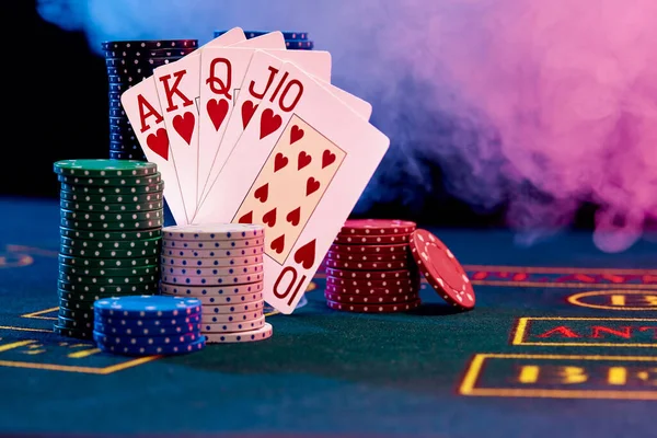 Winnende Combinatie Poker Staande Leunend Gekleurde Chips Palen Een Blauwe — Stockfoto