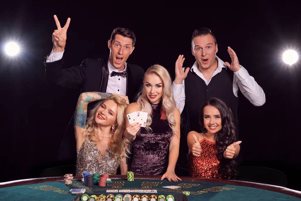 Bir Grup Genç Sevimli Arkadaş Kumarhanede Poker Oynuyorlar Gençler Büyük — Stok fotoğraf