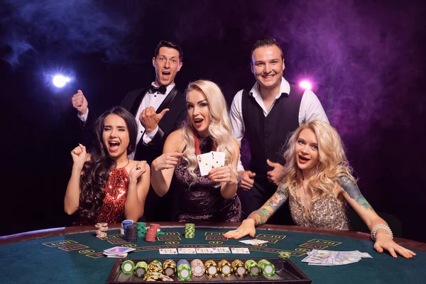 Bir Grup Komik Genç Kumarhanede Poker Oynuyor Gençler Büyük Bir — Stok fotoğraf